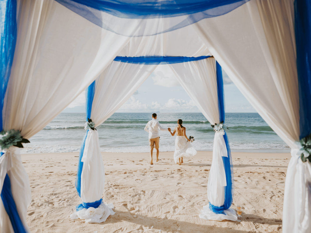 Arco de boda blanco y azul para la playa