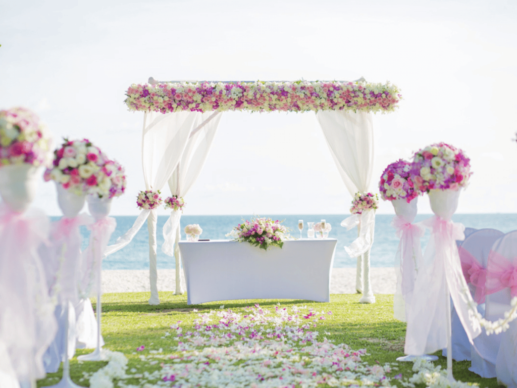 Arco nupcial de tela y flores para boda temÃ¡tica en la playa
