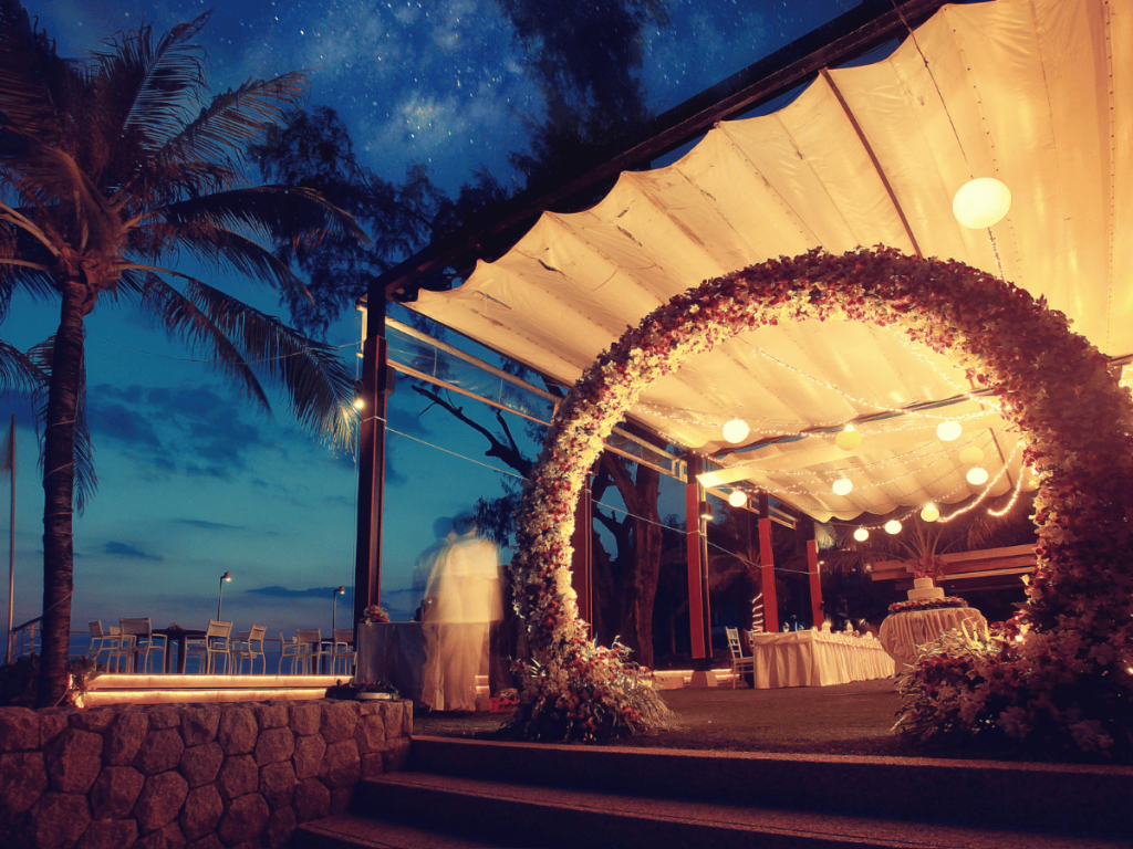 Arco nupcial nocturno en una boda junto al mar